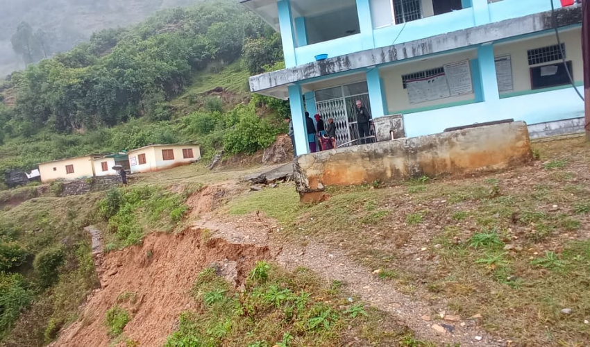 बैतडीको श्रीकोट स्वास्थ्य चौकी पहिरोको जोखिममा,